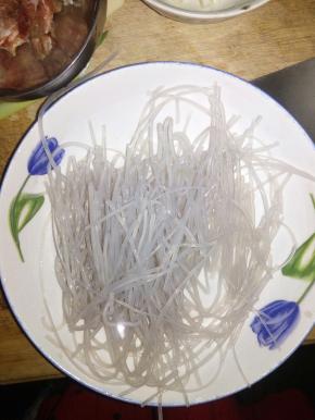 炒前把粉切成段，避免被妙成团，吃时夹不开。