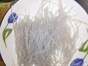 炒前把粉切成段，避免被妙成团，吃时夹不开。