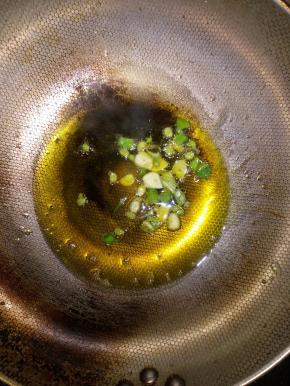 锅里放油，把葱花蒜片爆香，放肉继续妙，把肉炒出油。