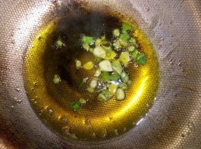 锅里放油，把葱花蒜片爆香，放肉继续妙，把肉炒出油。