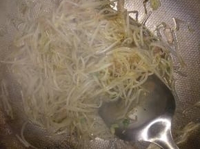 把豆芽和粉放入锅里翻妙，同时放入酱油，陈醋，盐调味品。