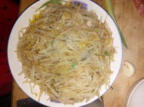 因为豆芽焯过了，粉泡软了，所以炒几分钟，放入鸡精或味精，根据个人口味，出锅盛盘里。