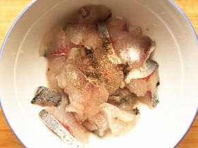 腌制鱼肉，用两只碗，一只碗腌鱼片，另一只腌鱼头、鱼骨，每只碗分别放入1勺黄酒、1勺盐、半勺胡椒粉