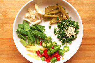 将葱、姜、蒜、辣椒等佐料切末