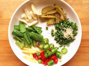 将葱、姜、蒜、辣椒等佐料切末