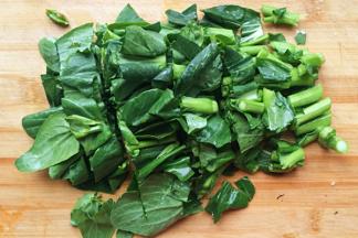 洗净青菜，切段