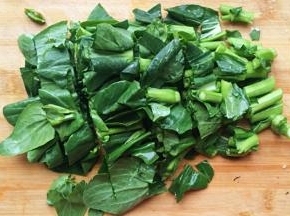 洗净青菜，切段