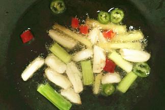 锅中倒入油，先放葱、姜、蒜、辣椒煸香