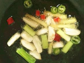 锅中倒入油，先放葱、姜、蒜、辣椒煸香