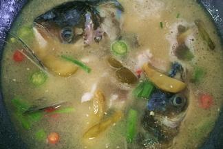 锅中加入热水或者热高汤