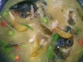 锅中加入热水或者热高汤