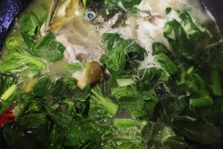 等水煮开，放入青菜