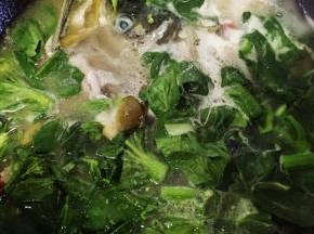 等水煮开，放入青菜