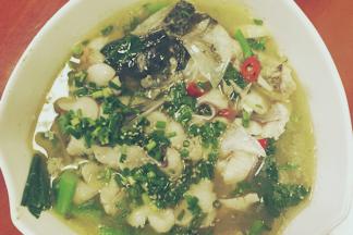 出锅，将葱末、芝麻洒在鱼片上，用滚油一淋，香味四溢