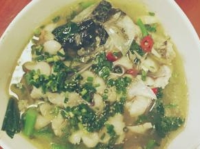 出锅，将葱末、芝麻洒在鱼片上，用滚油一淋，香味四溢