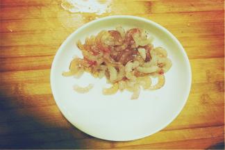 虾去壳，剥出虾肉