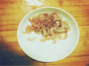 虾去壳，剥出虾肉