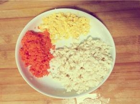 将胡萝卜、玉米、芋艿切成末