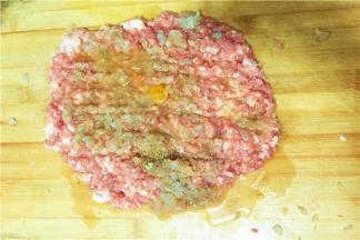 将猪肉虾肉搅拌在一起，并加入黄酒、盐、生粉、鸡蛋清、少许胡椒粉