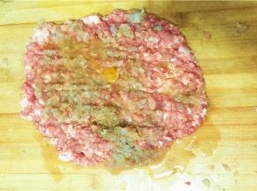 将猪肉虾肉搅拌在一起，并加入黄酒、盐、生粉、鸡蛋清、少许胡椒粉