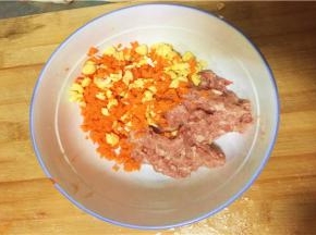 根据自己的喜好，把刚刚切好的胡萝卜、玉米末和猪肉一起搅拌均匀