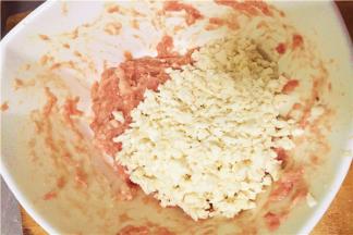 根据自己的喜好，把刚刚切好的芋头末和猪肉一起搅拌均匀