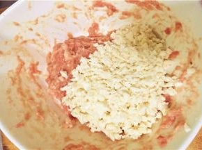 根据自己的喜好，把刚刚切好的芋头末和猪肉一起搅拌均匀