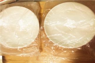 在盘子上盖上保鲜袋，待会儿做好的肉丸放在上面