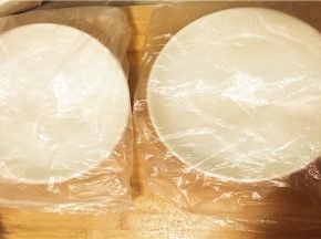 在盘子上盖上保鲜袋，待会儿做好的肉丸放在上面