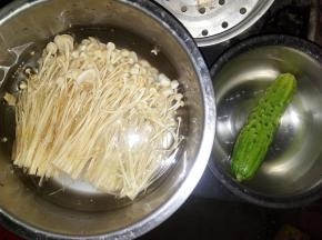 把黄瓜和金针菇洗干净。