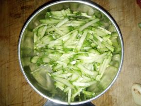 黄瓜切成丝备用。