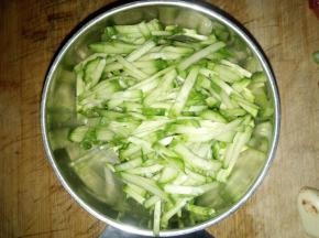 黄瓜切成丝备用。