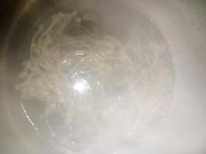 把金针菇放开水中煮十分钟。