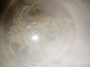 把金针菇放开水中煮十分钟。