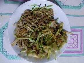 把黄人和金针菇装盘中，放入辣椒油，酱油，陈醋，味精和盐拌匀。