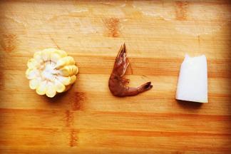 将虾洗净、冬瓜切片、玉米切片