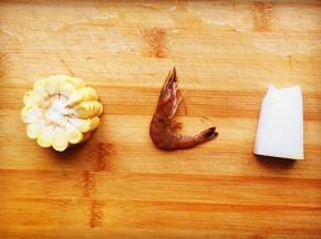 将虾洗净、冬瓜切片、玉米切片