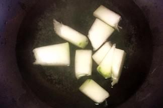 水煮开后，放入冬瓜