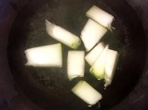 水煮开后，放入冬瓜