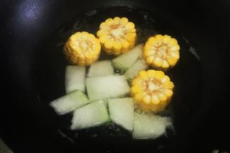 水再次煮开后，放入玉米