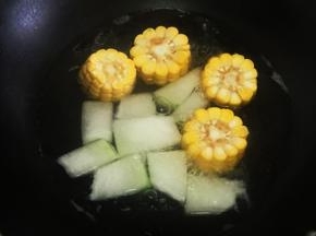 水再次煮开后，放入玉米
