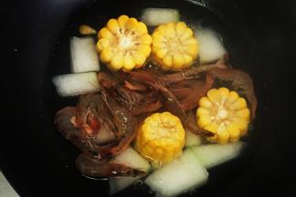 煮约3-5分钟后，放入虾，倒入一勺黄酒，半勺生抽，少许胡椒粉