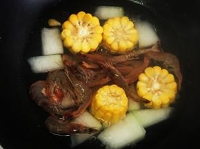煮约3-5分钟后，放入虾，倒入一勺黄酒，半勺生抽，少许胡椒粉
