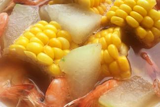 等虾变色后再煮2-3分钟，放入一勺盐，装盘