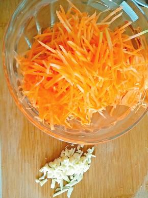 胡萝卜切丝，蒜切末
