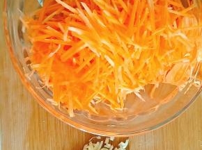 胡萝卜切丝，蒜切末