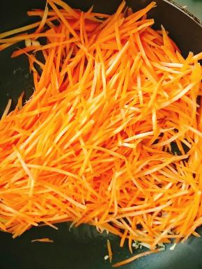 蒜炒香后放入胡萝卜丝。