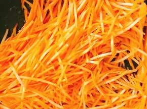 蒜炒香后放入胡萝卜丝。