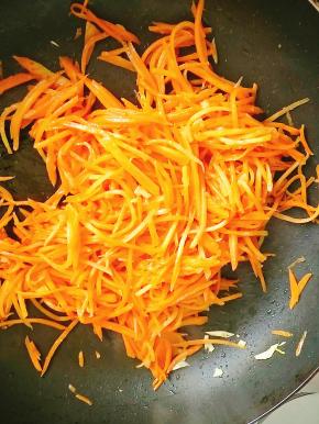 抄软胡萝卜丝后，加入鸡精、盐，蚝油和少许花椒粉