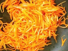 抄软胡萝卜丝后，加入鸡精、盐，蚝油和少许花椒粉